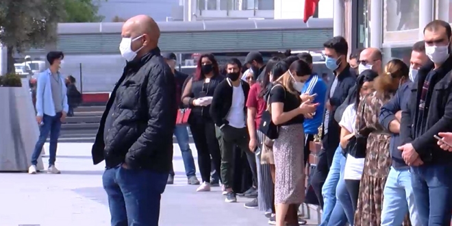 İstanbul'da AVM önünde yoğunluk