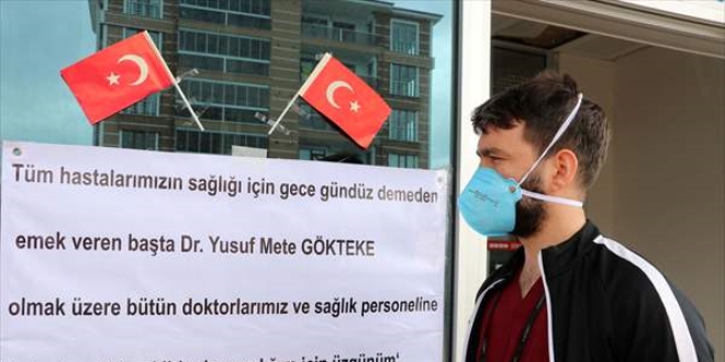 Tartıştığı doktordan, hastane girişine astığı pankartla özür diledi