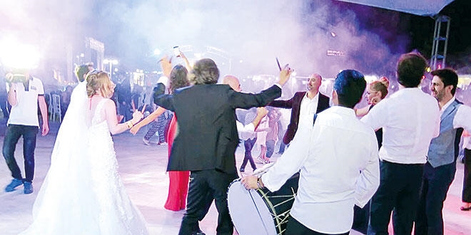 Halay yok, erik dalı var