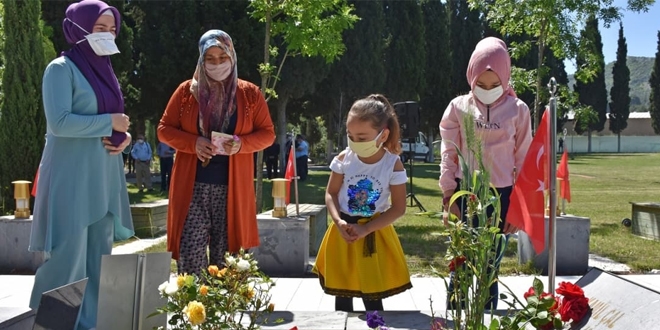 Somalı madencilerin çocukları 4 saatlik sürede babalarının mezarına koştu
