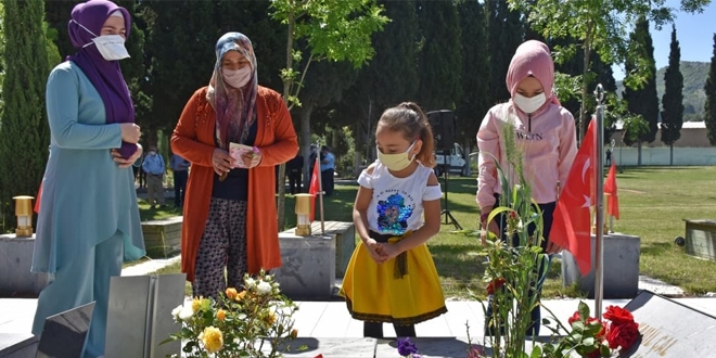 Somal madencilerin ocuklar 4 saatlik srede babalarnn mezarna kotu