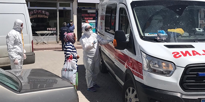 Sağlıkçılardan kaçan koronavirüs şüphelisini polis yakaladı