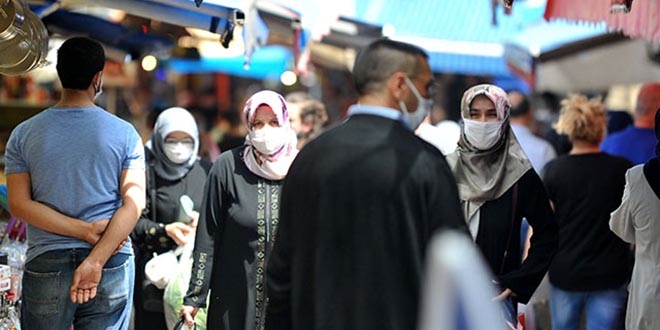Bakan Koca uyarmıştı... O ilde çarşı ve pazar yine kalabalık