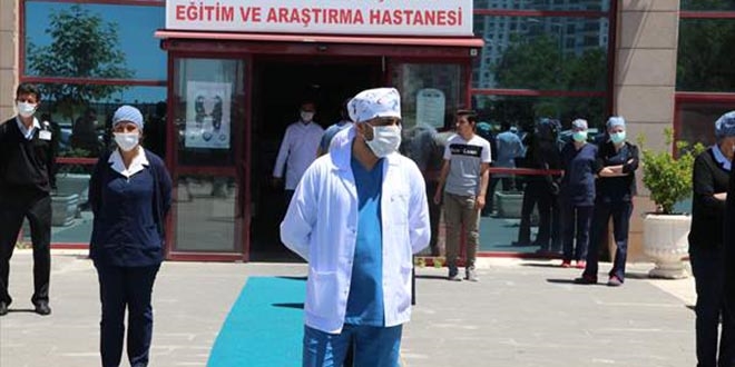 Virüsü yenen 22 sağlıkçı, pandemi hastanesindeki görevlerine döndü