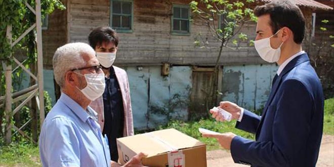 'Vefalı kadınlar' maske üretiyor, Kaymakam köy köy dağıtıyor