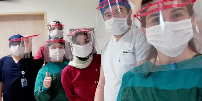 Belediye'nin sponsor olduğu öğretmen 2 bin siperlik maske üretti