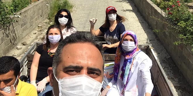 Kamyonetle köy köy dolaşıp öğrecilerle hasret giderdiler