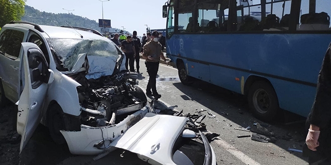 Halk otobüsü ile kamyonet çarpıştı: 1 ölü, 6 yaralı