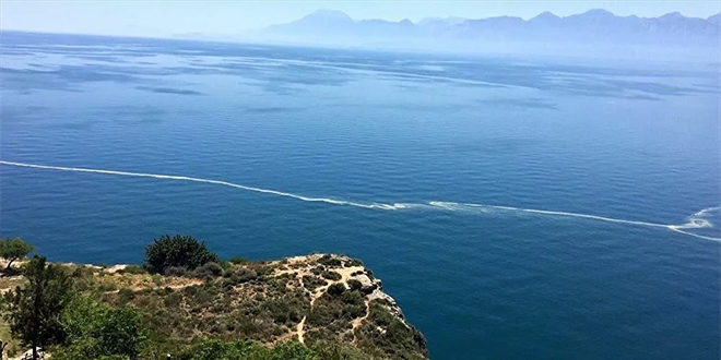 Antalya'da deniz üzerindeki sarı görüntünün nedeni ortaya çıktı