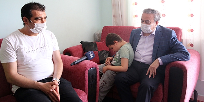 Mersin Valisi, işine son verilen belediye işçini ziyaret etti