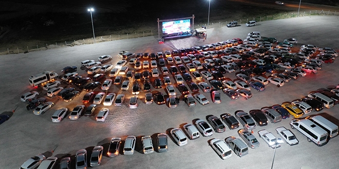 Nevşehirliler, arabalarından Müslüm'ü izlediler
