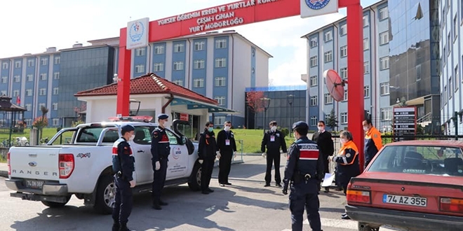 Sahte seyahat belgesiyle yakalanan 12 kişiden birinde virüs çıktı