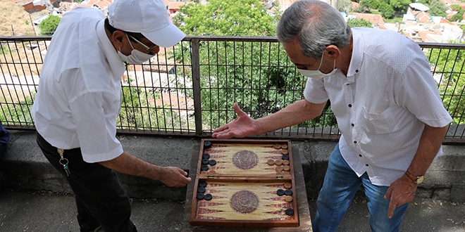 65'lik delikanlıların Spil'in eteklerinde tavla keyfi