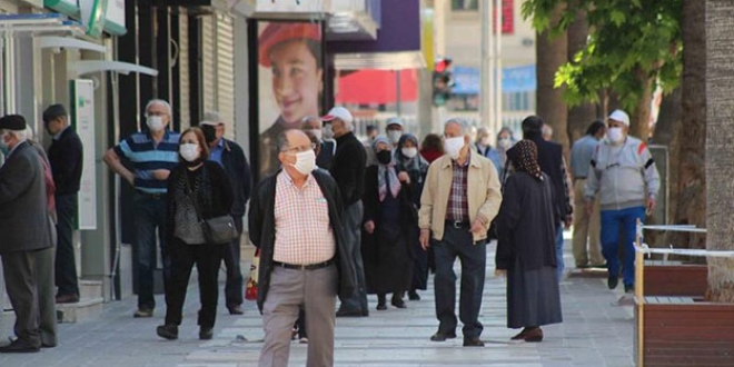 Gmhane'de maskesiz sokaa kmak yasakland