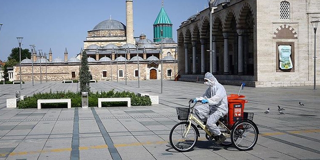 'Bisikletli koronavirüs timleri' atık maske ve eldiven topluyor
