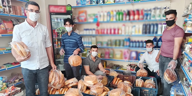 3 öğretmen her gün bedava pide dağıtıyor