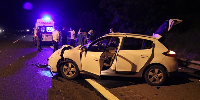 Anadolu Otoyolu'nda otomobil tıra çarptı: 1 kişi öldü, 4 yaralı