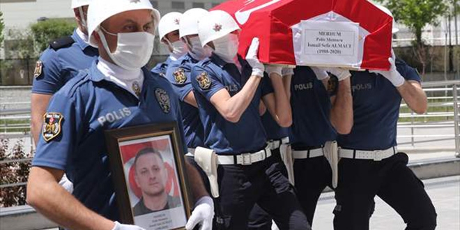 Polis memuru geçirdiği rahatsızlık sonucu evinde hayatını kaybetti