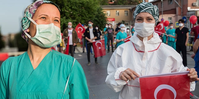 Sağlık çalışanlarından sosyal mesafeli 19 Mayıs kutlaması
