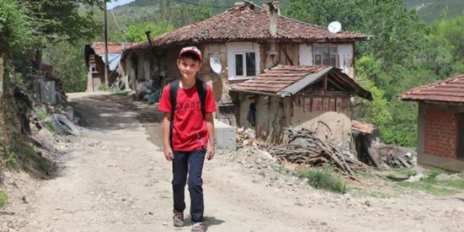 Canlı derslere katılabilmek için her gün bir km yürüyor