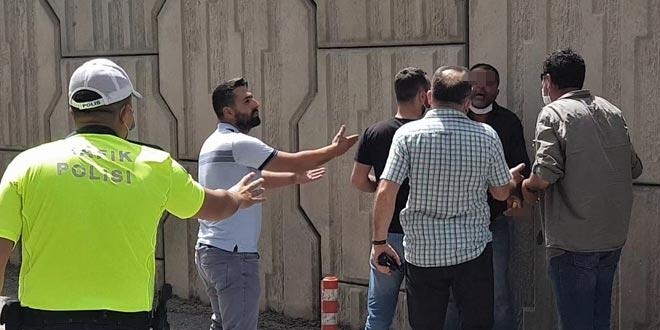 Ehliyetsiz sürücü yakalanınca polise bıçakla saldırdı