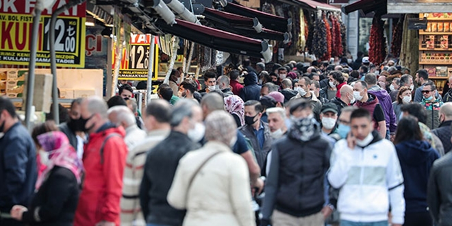 Eminönü'nde sosyal mesafesiz bayram alışverişi
