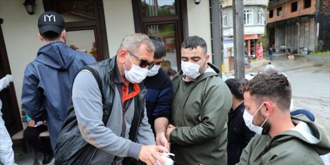 Rize'ye gelen çay üreticilerine Kovid-19 testi yapılıyor