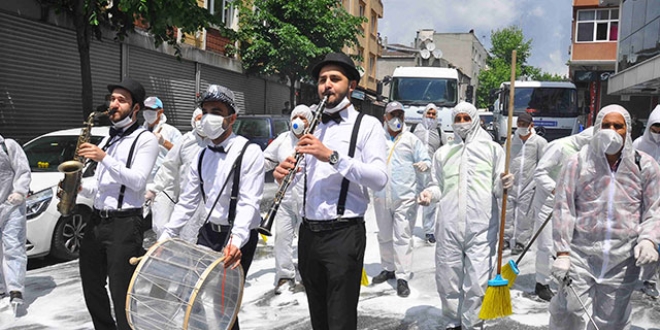 Belediye işçileri halay çekerek bayram temizliği yaptı