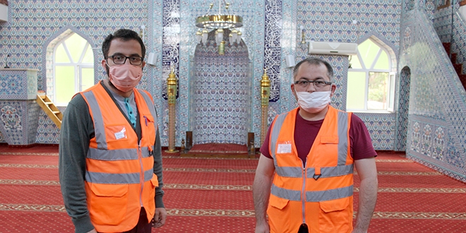 İmamlar 70 çocuğa bayramlık dağıttı