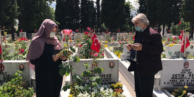 Şehit aileleri bayram öncesi Edirnekapı Şehitliği'ne gitti