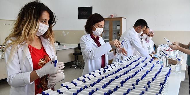 Öğretmenler, öğrenciler için dezenfektanı üretiyor