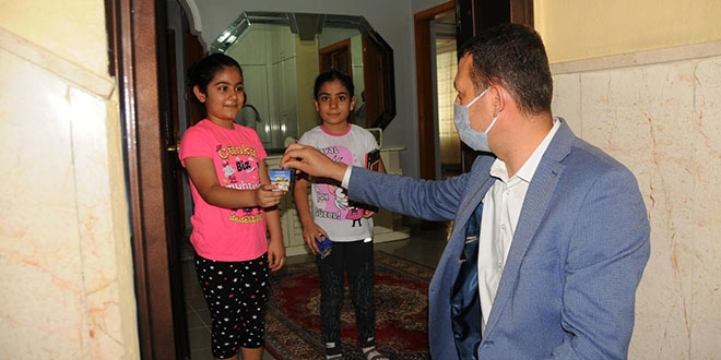 Safranbolu Kaymakamı, 10 bin çocuğa harçlık dağıttı
