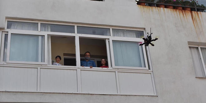 Drone ile çocuklara bayram harçlığı