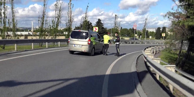 Polis noktasn grnce geri geri kamak istedi, ifte ceza yedi