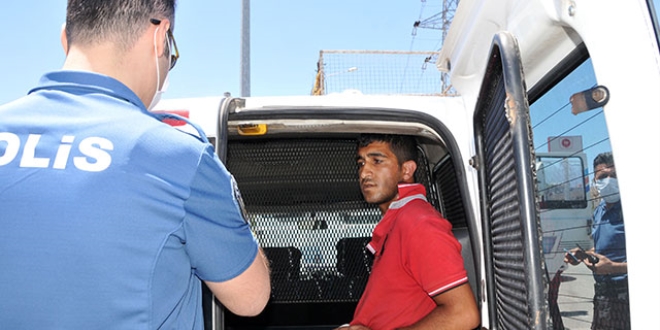 5 kilometre kaçtı, 2 polis aracına çarpınca yakalandı