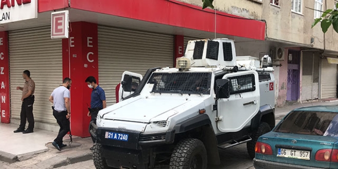 Devriye gezen polis ekibine saksı atıldı: 1 polis yaralı