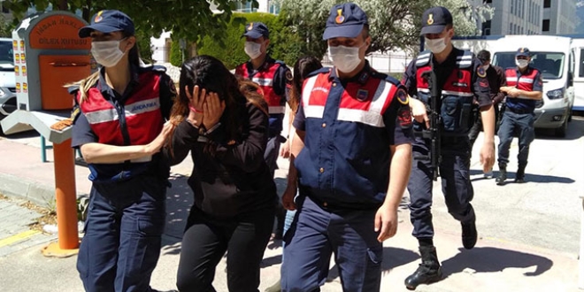 Yaşlı kadını 'kadın savcı' yalanıyla dolandılar yakalandı