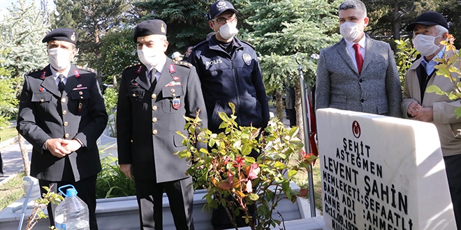 Yozgat'ta jandarma ve polis, şehitliği ziyaret etti
