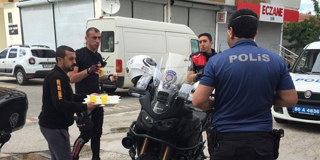 Vatandaşın kömbe ikramı çağrısına polis kayıtsız kalmadı