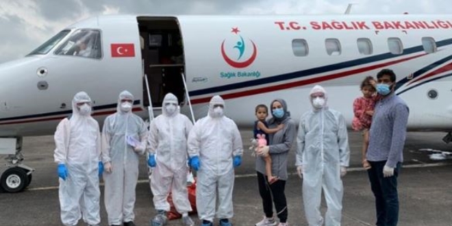 Koronavirüse yakalanan aile Türkiye'ye getirildi