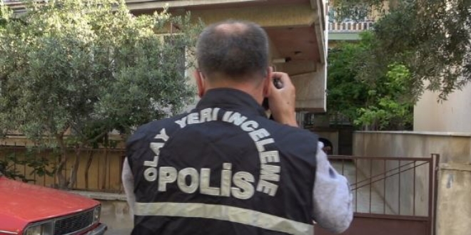 Emekli polis tabancasını temizlerken kazara kendini vurdu