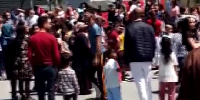 Müziği duyan çocuklar sokağa indi: Sosyal mesafe kalmadı