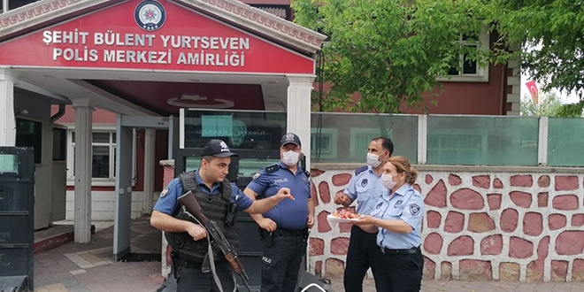 Iğdır'da zabıtalar, görev başındaki polisleri ziyaret etti