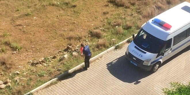 Polis, yere düşen bayrağı kaldırıp muhafaza altına aldı