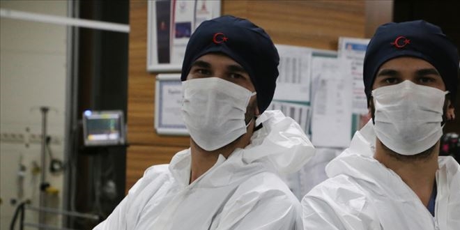 İkizi doktorlar Kovid 19'a karşı birlikte mücadele veriyor