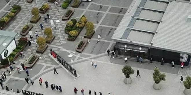 Kısıtlama sonrası AVM'lerde uzun kuyruklar oluştu