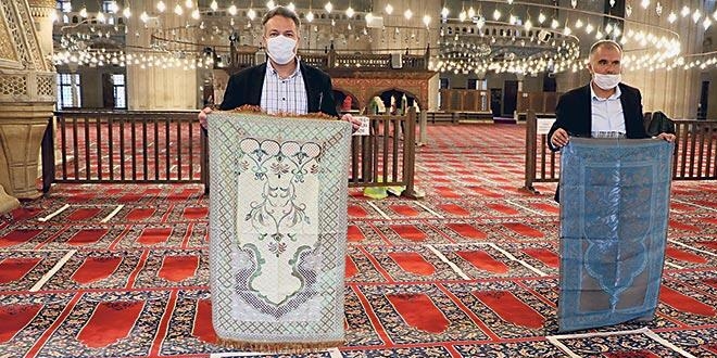 Park ve okul bahçelerinde cuma namazı kılınacak