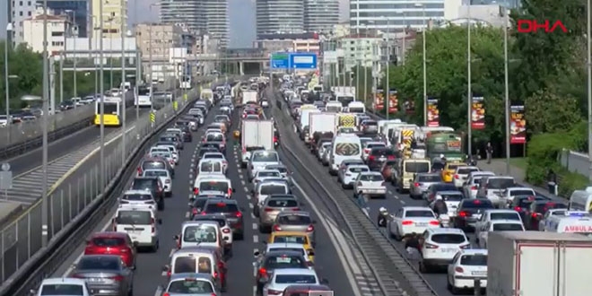 İstanbul'da trafik yoğunluğu yüzde 50'yi aştı