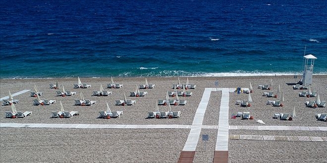 Yüzerken de 'sosyal mesafe'ye dikkat edilecek