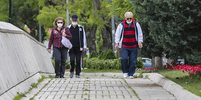 Bakentte 65 ya ve zeri vatandalar parklara akn etti